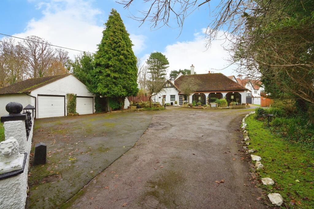 5 bedroom bungalow for sale in Swindon Road, Highworth, Swindon, SN6