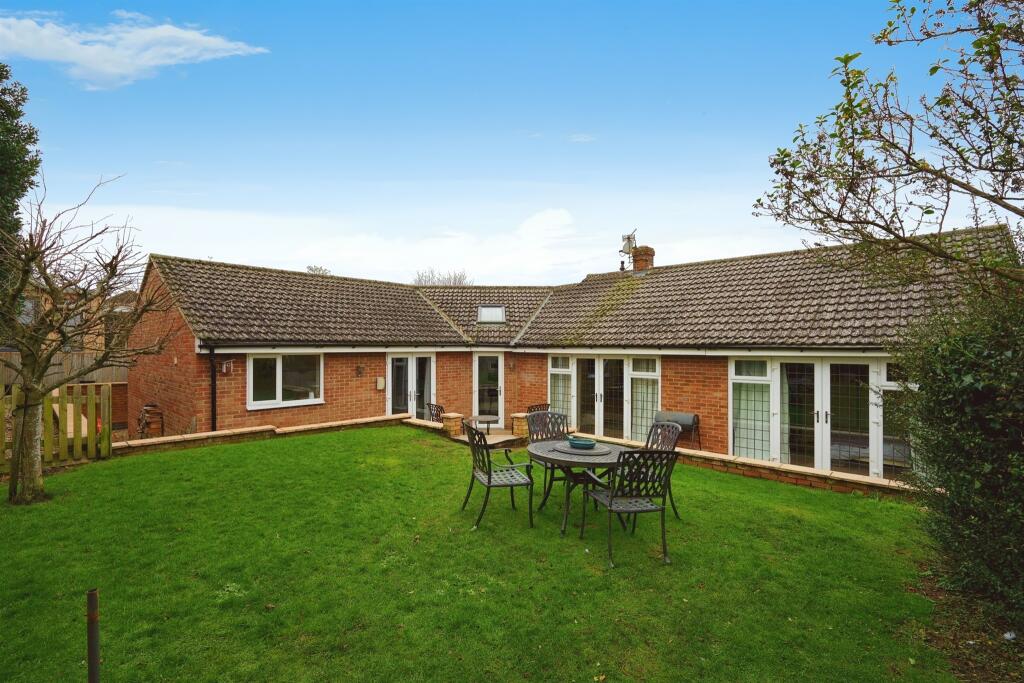 3 bedroom detached bungalow for sale in Folly Way, Highworth, Swindon, SN6