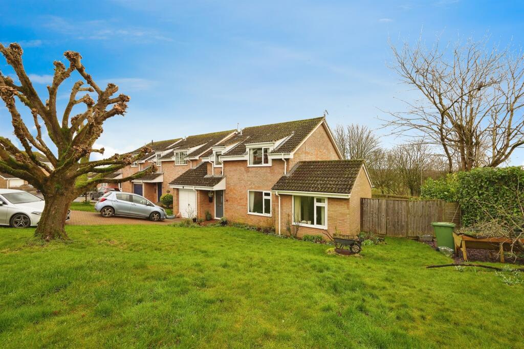 4 bedroom link detached house for sale in Priory Green, Highworth, Swindon, SN6