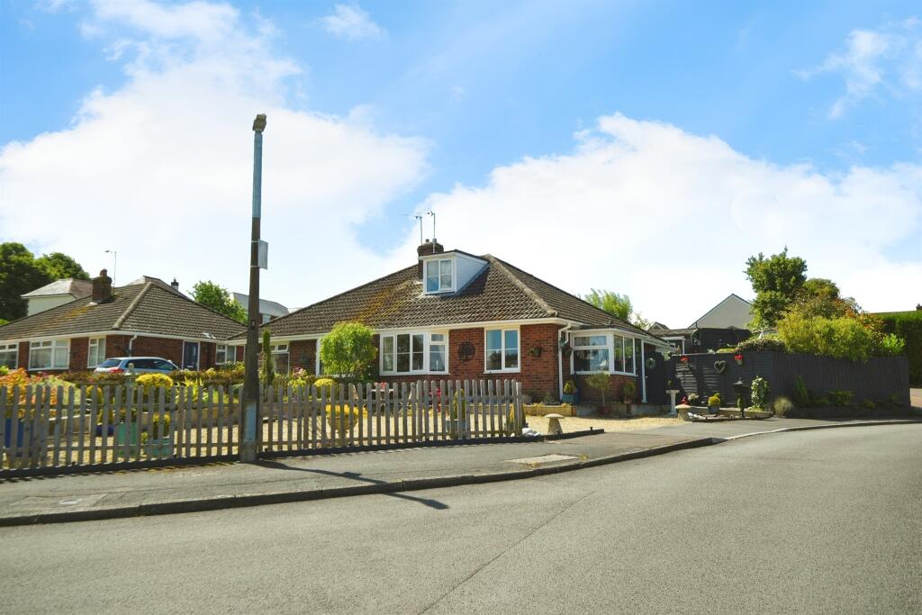 3 bedroom bungalow for sale in Folly Close, Highworth, Swindon, SN6