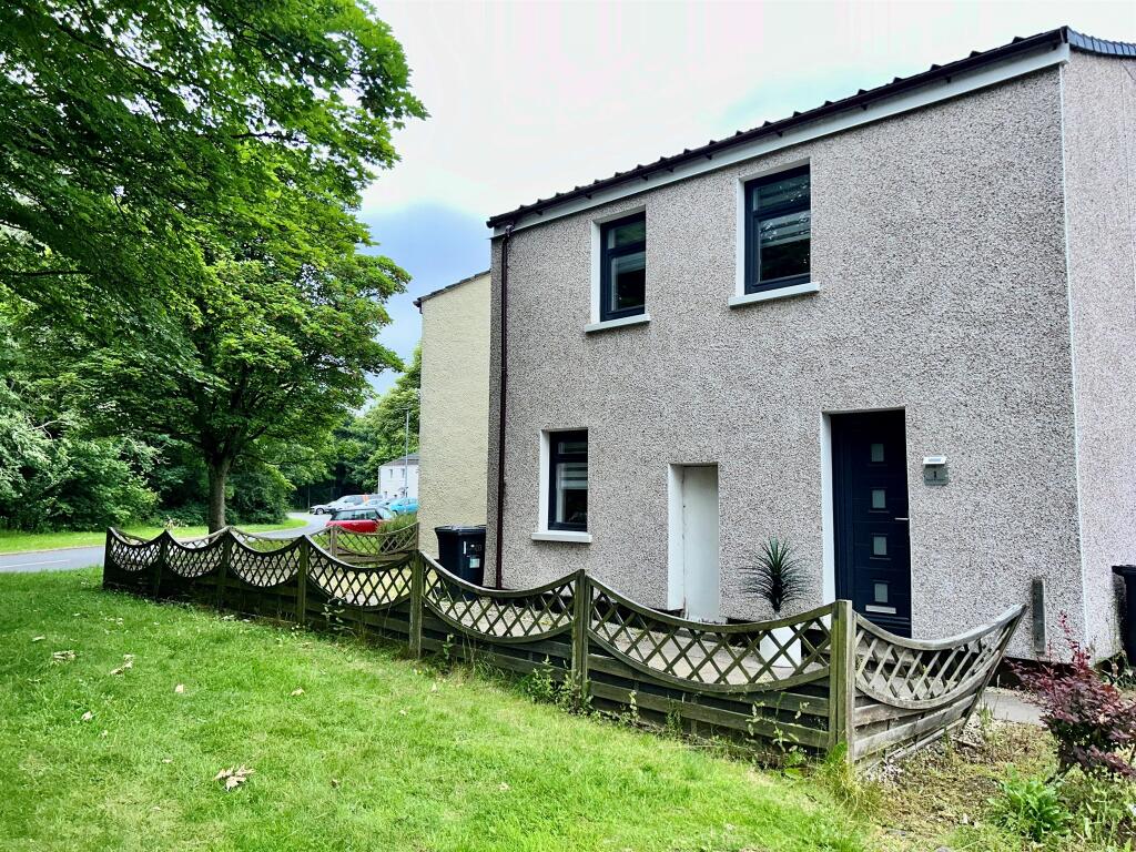 3 bedroom end of terrace house for sale in Cramond Place, Broomlands