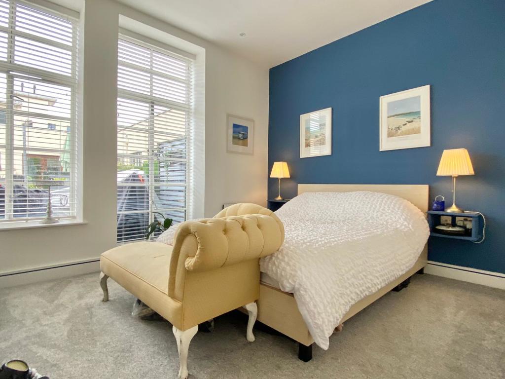 2 bedroom bungalow for sale in Hayes Road, Sully, Penarth, CF64