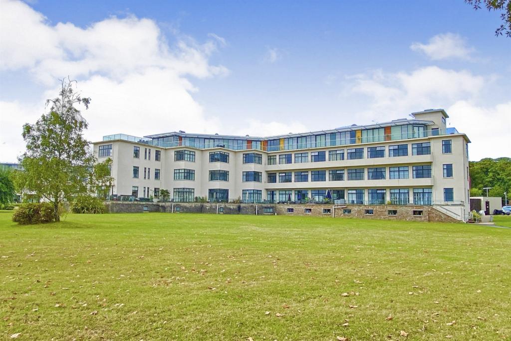 2 bedroom bungalow for sale in Hayes Road, Sully, Penarth, CF64