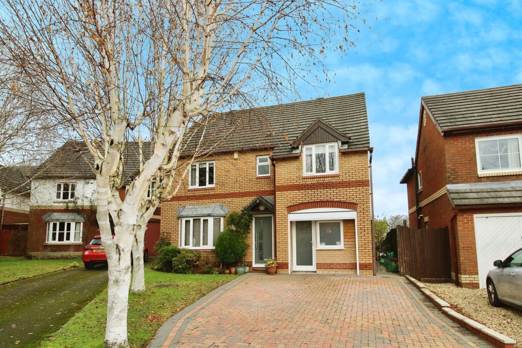 4 bedroom detached house for sale in Church View Close, Llandough