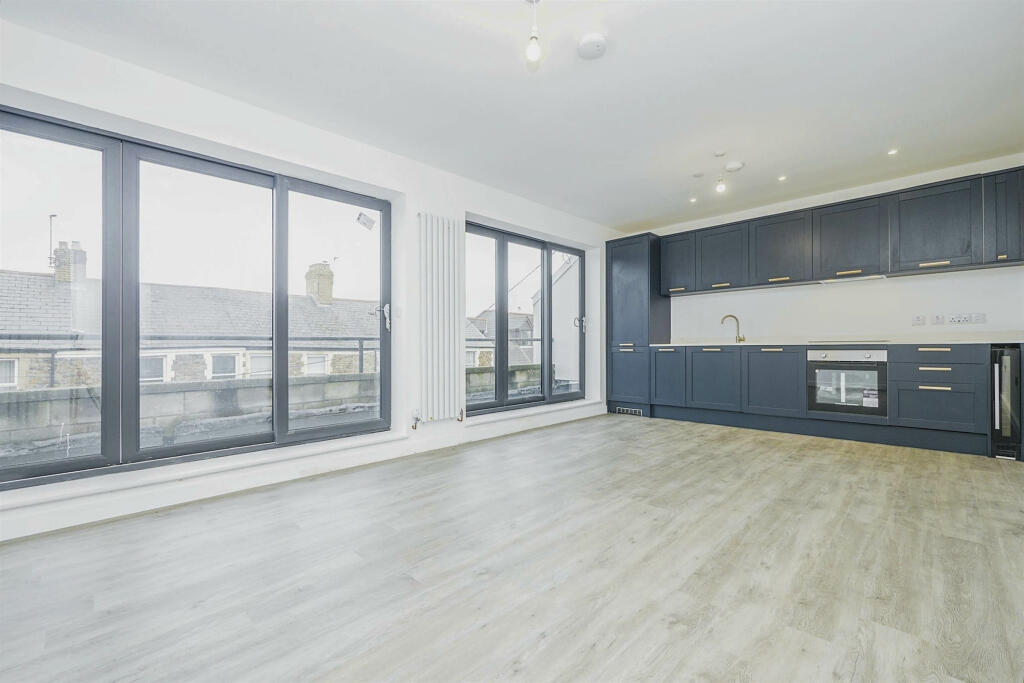 2 bedroom penthouse for sale in Cardiff Road, Llandaff, Cardiff, CF5