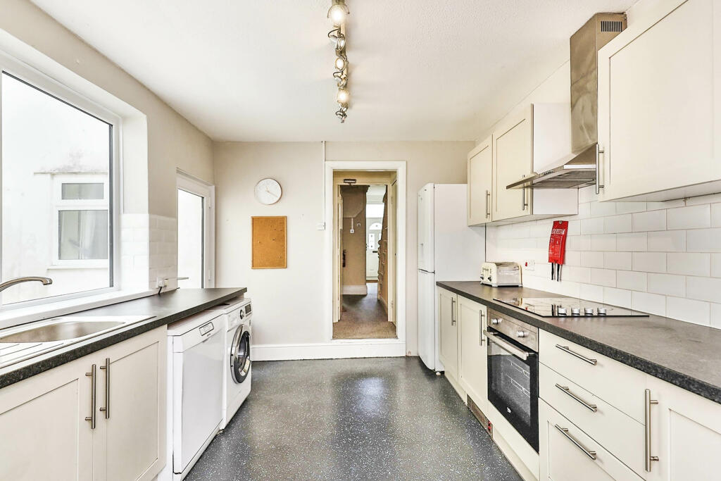6 bedroom end of terrace house for sale in Kings Road, Cardiff, CF11