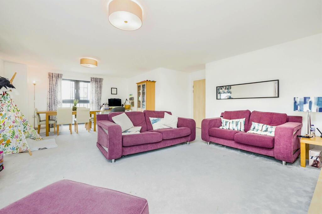3 bedroom apartment for sale in Landmark Place, Cardiff, CF10