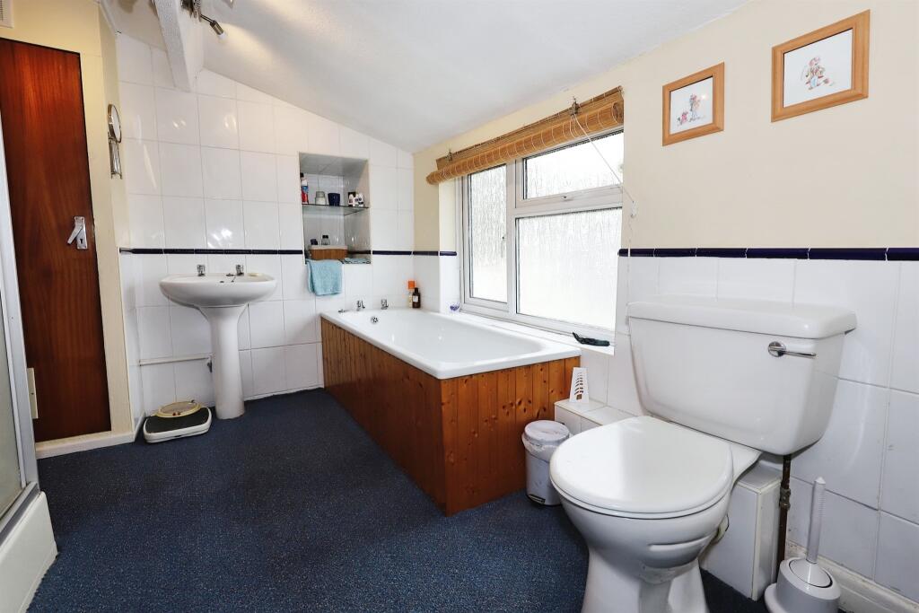 3 bedroom semidetached house for sale in Stourbridge Road