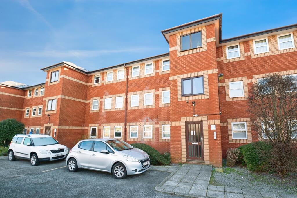 2 bedroom ground floor flat for sale in Adamsdown Square, Adamsdown