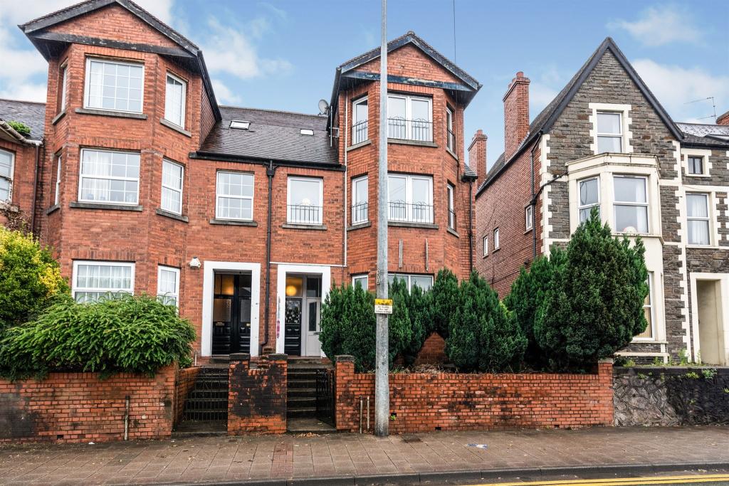 2 bedroom flat for sale in Newport Road, Cardiff, CF24