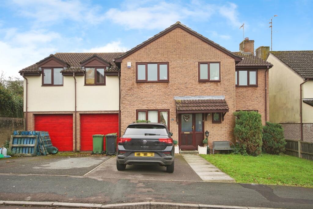 6 bedroom detached house for sale in Oxbarton, Stoke Gifford, Bristol, BS34