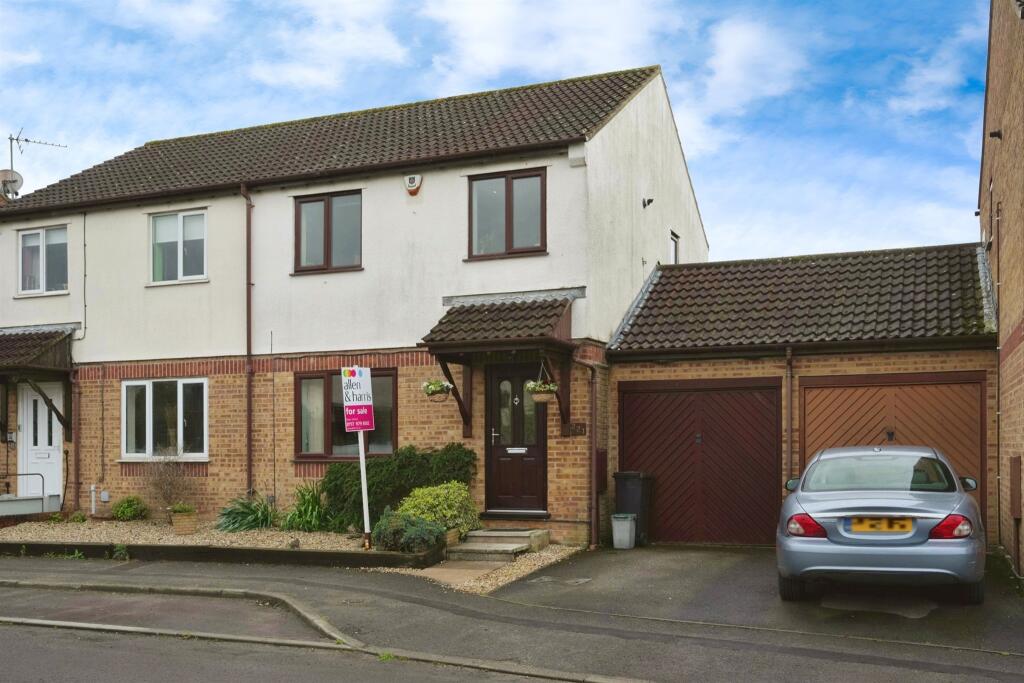 3 bedroom link detached house for sale in New Road, Stoke Gifford