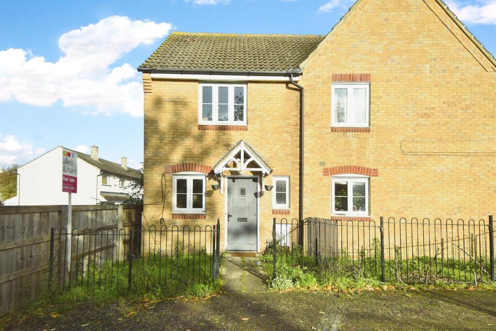 2 bedroom semidetached house for sale in Horsham Road, Swindon, SN3
