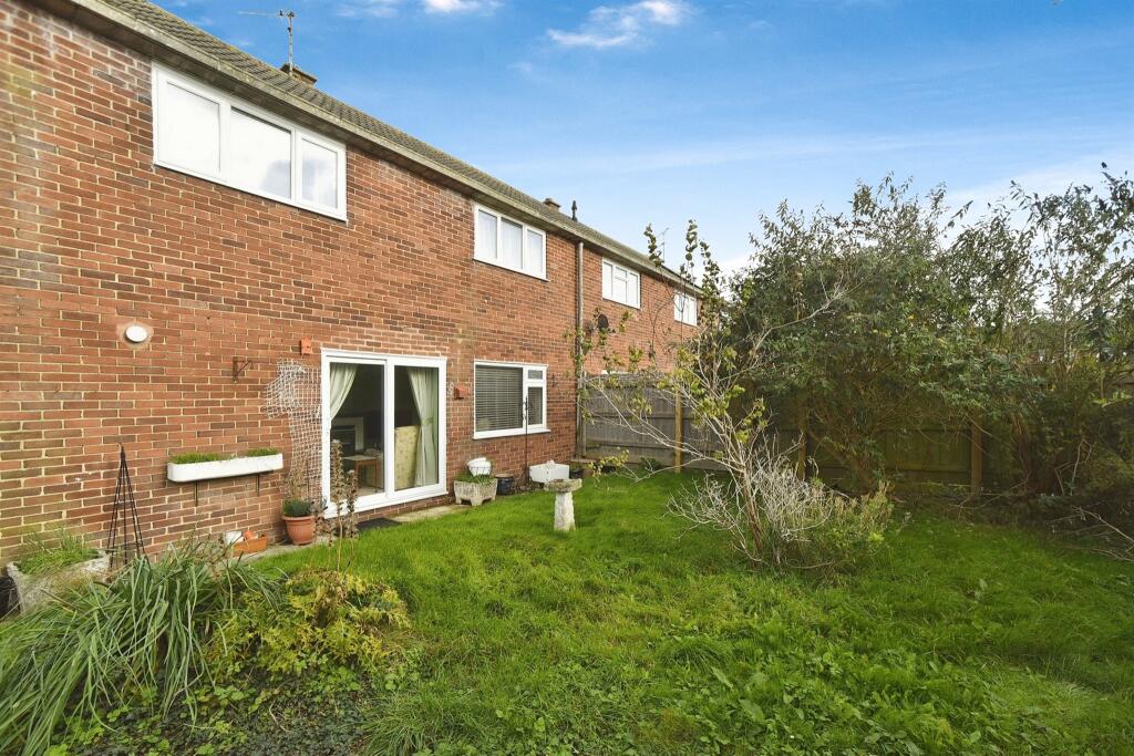 3 bedroom end of terrace house for sale in Verwood Close, Swindon, SN3