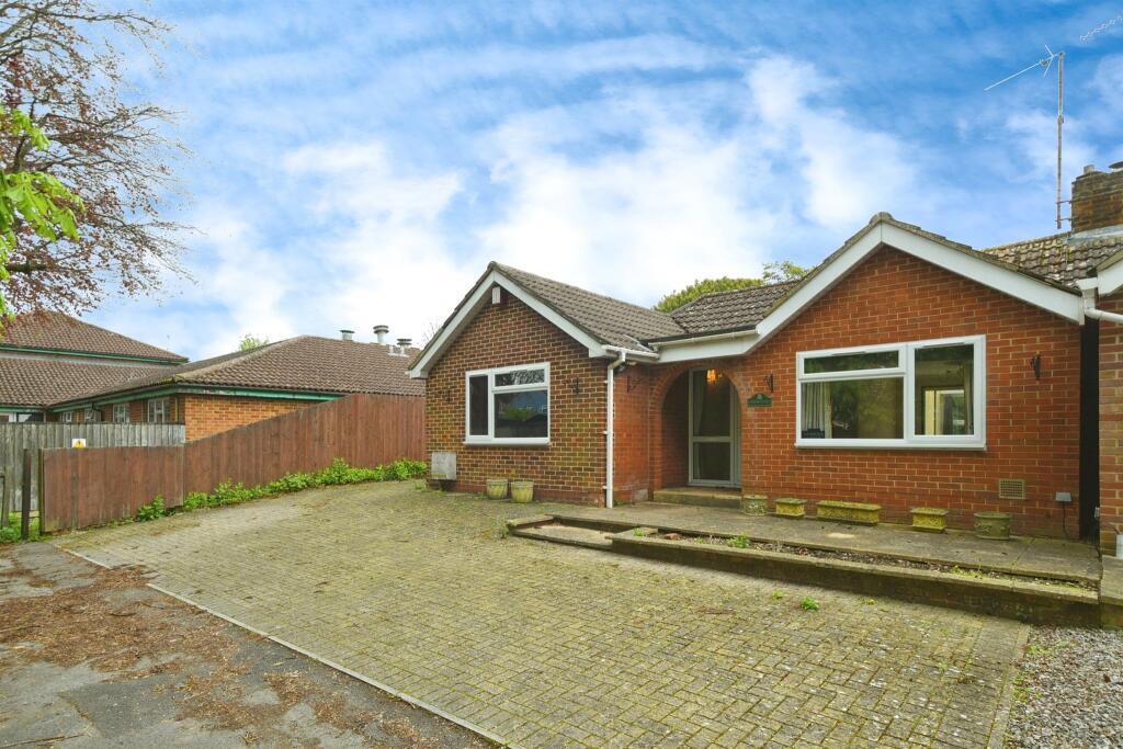 3 bedroom semidetached bungalow for sale in Swindon Road, Stratton St