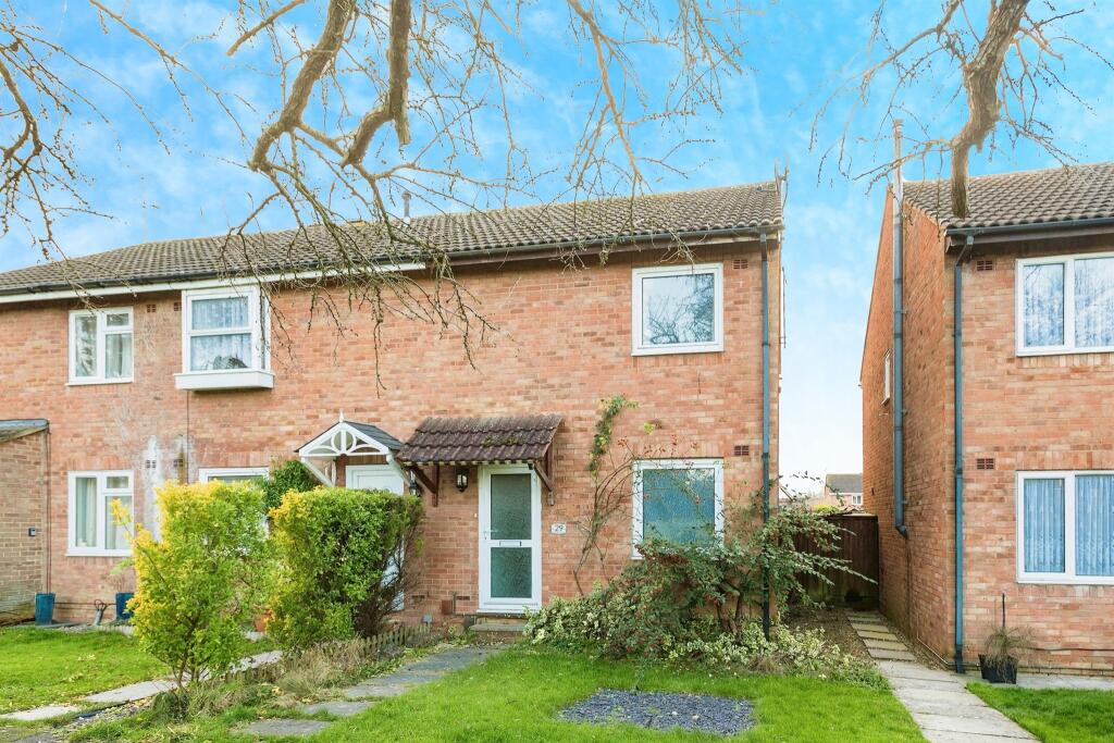 3 bedroom end of terrace house for sale in Chalgrove Field, Freshbrook, Swindon, SN5