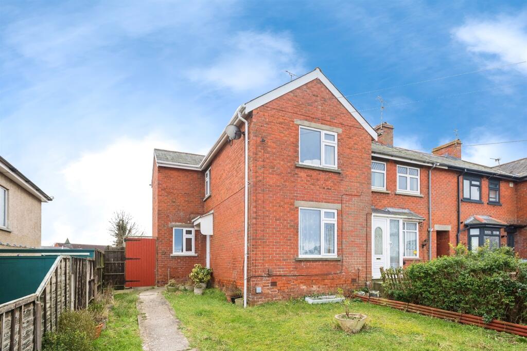 3 bedroom end of terrace house for sale in Whitworth Road, Swindon, SN25