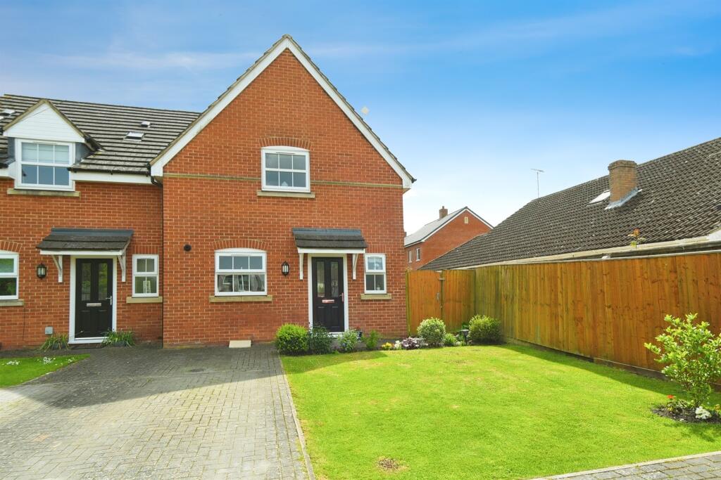 3 bedroom semidetached house for sale in High Street, Wroughton