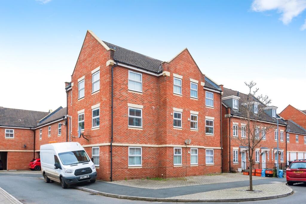 2 bedroom flat for sale in Lynmouth Road, Swindon, SN2