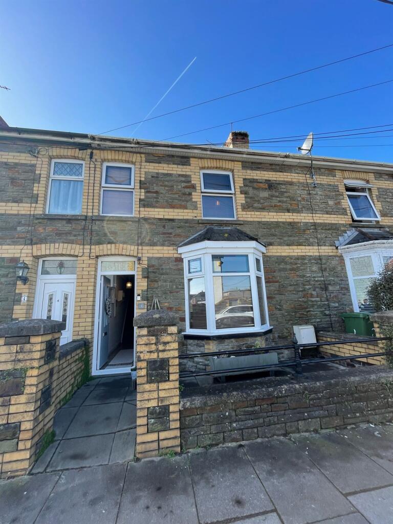 4 bedroom terraced house for sale in Palalwyf Avenue, Pontyclun, CF72