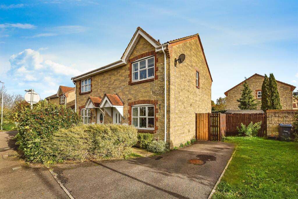 3 bedroom semidetached house for sale in Kingfisher Drive, Westbury, BA13