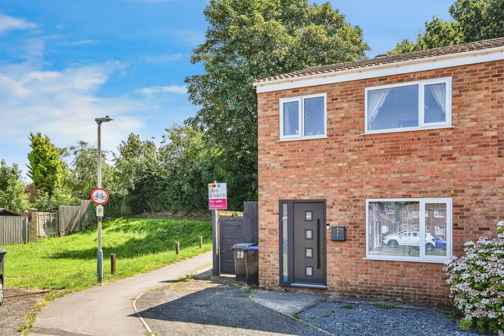 3 bedroom semidetached house for sale in Matravers Close, Westbury, BA13