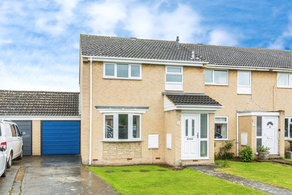 3 bedroom end of terrace house for sale in Hawthorn Way, Kidlington, OX5