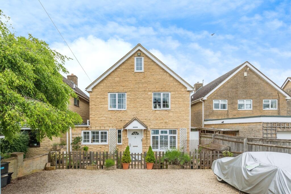 4 bedroom link detached house for sale in Main Road, Long Hanborough