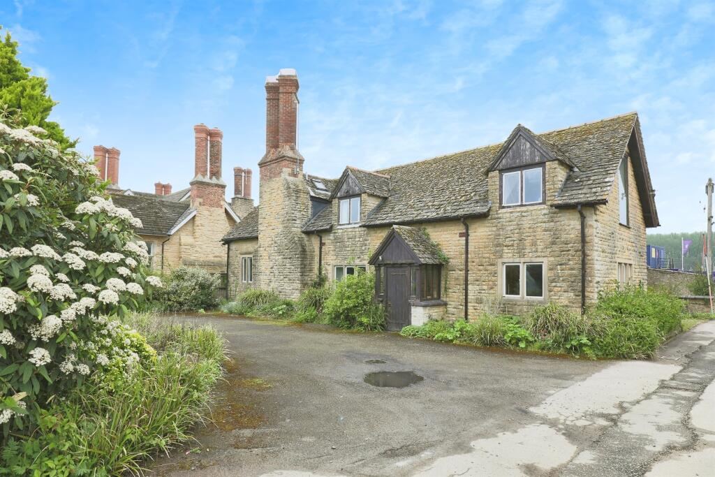 4 bedroom detached house for sale in Station Road, Kingham, Chipping