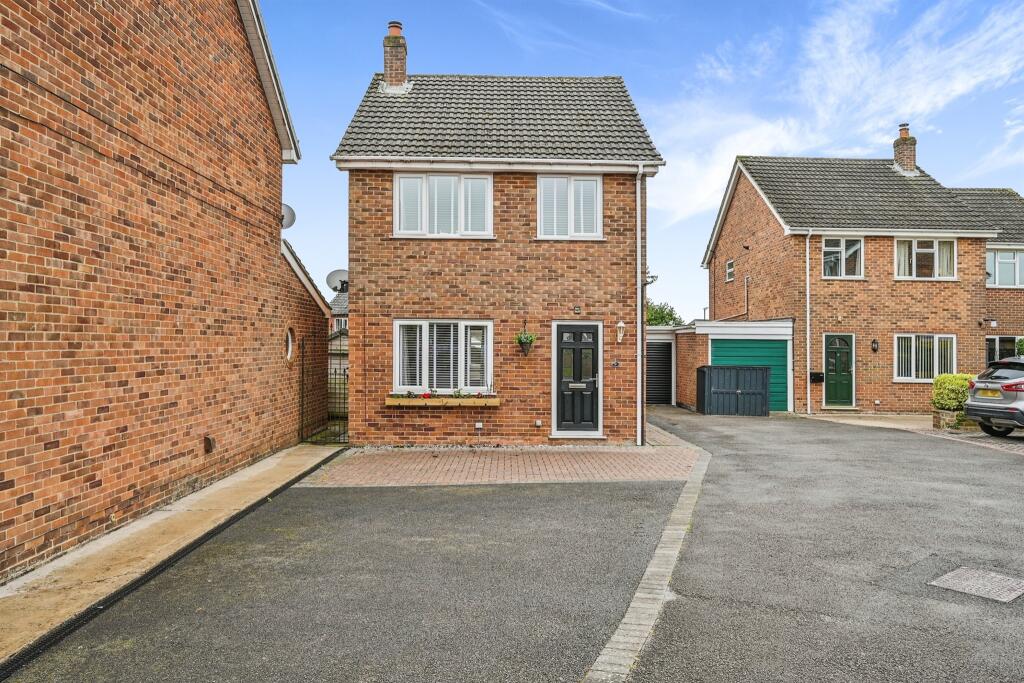 3 bedroom detached house for sale in Oak Crescent, Ashbourne, DE6