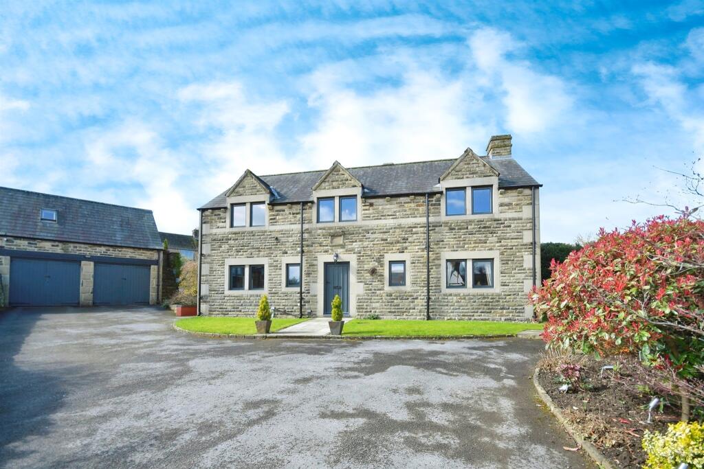 4 bedroom detached house for sale in Vernon Drive, Bakewell, DE45