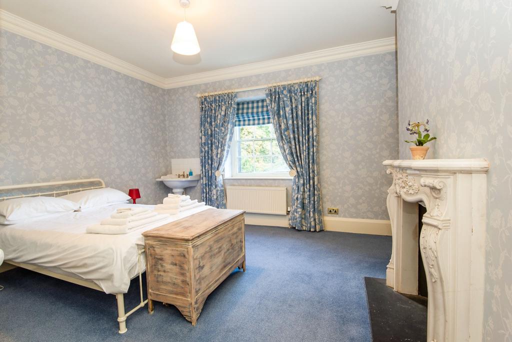 4 bedroom detached house for sale in Upper Lumsdale, Matlock, DE4