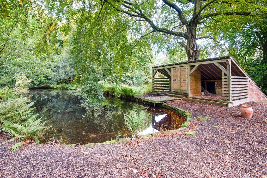 4 bedroom detached house for sale in Upper Lumsdale, Matlock, DE4