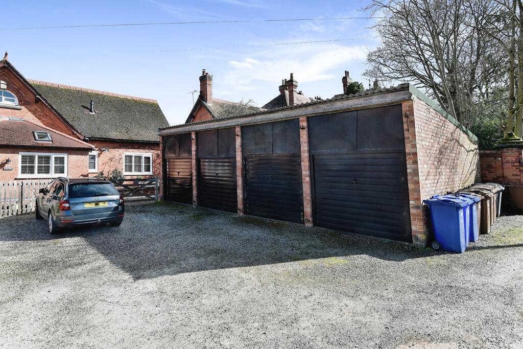 2 bedroom house for sale in Hawthornden Manor, Uttoxeter, ST14