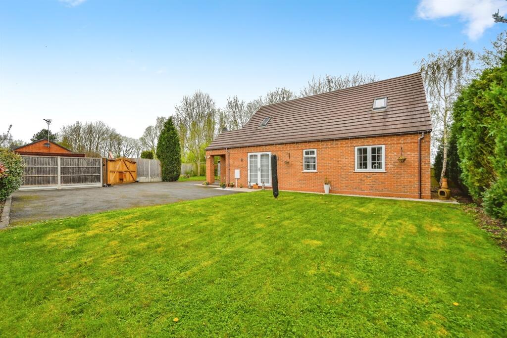 3 bedroom detached bungalow for sale in Park Street, Uttoxeter, ST14
