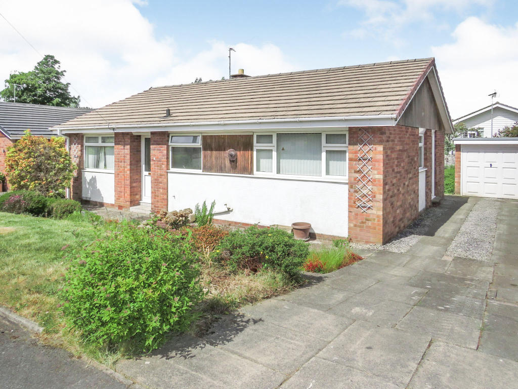 3 bedroom detached bungalow for sale in Forest Close, Cuddington