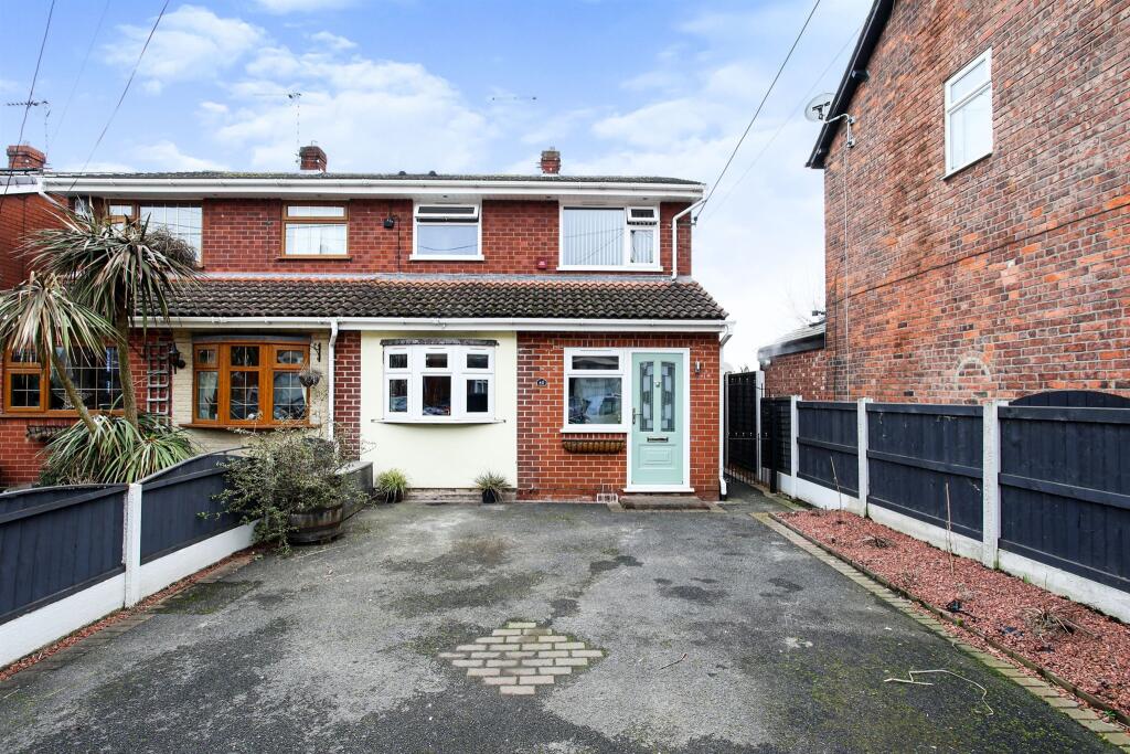 3 bedroom semidetached house for sale in Wistaston Road, Willaston