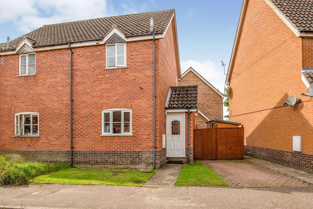 1 bedroom semidetached house for sale in Yew Tree Road, Attleborough, NR17