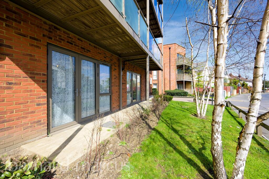 3 bedroom ground floor flat for sale in Nihill Place, Croydon, CR0