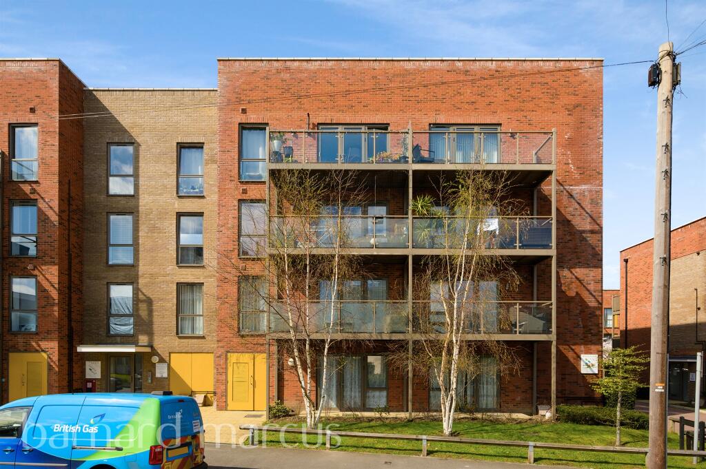 3 bedroom ground floor flat for sale in Nihill Place, Croydon, CR0