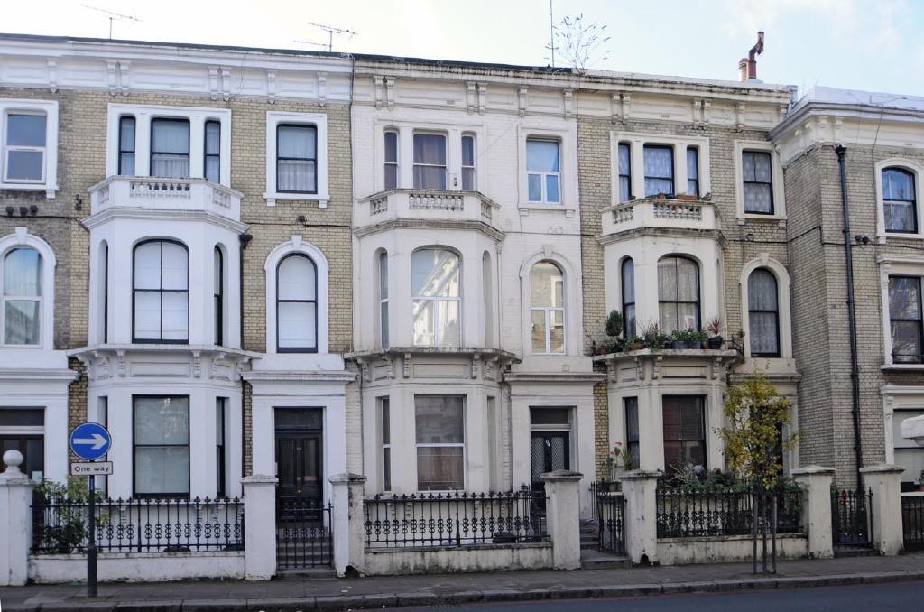 2 bedroom flat for sale in Finborough Road, London, SW10