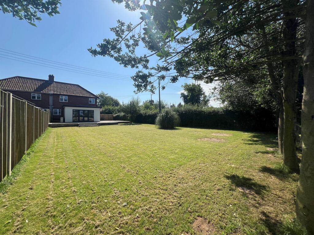 3 bedroom semidetached house for sale in Aylsham Road, Tuttington