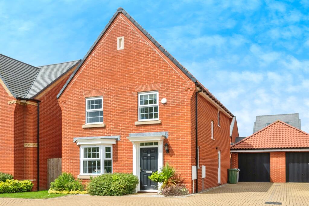 4 bedroom detached house for sale in Buckenham Road, Aylsham, Norwich, NR11