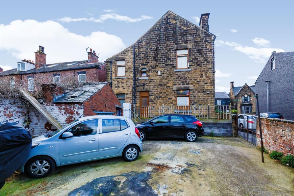 5 bedroom detached house for sale in Dodworth Road, Barnsley, S70