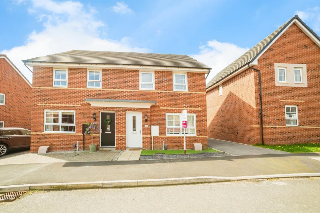 3 bedroom semidetached house for sale in Carrs Avenue, Cudworth
