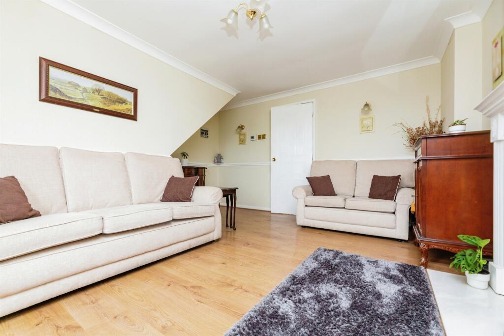 3 bedroom detached house for sale in Redcliffe Close, Barnsley, S75