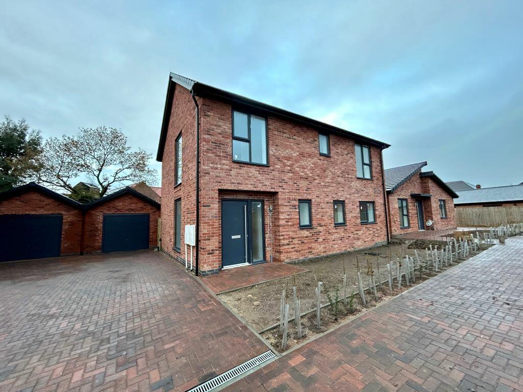 4 bedroom detached house for sale in Common Lane, Harworth, Doncaster, DN11