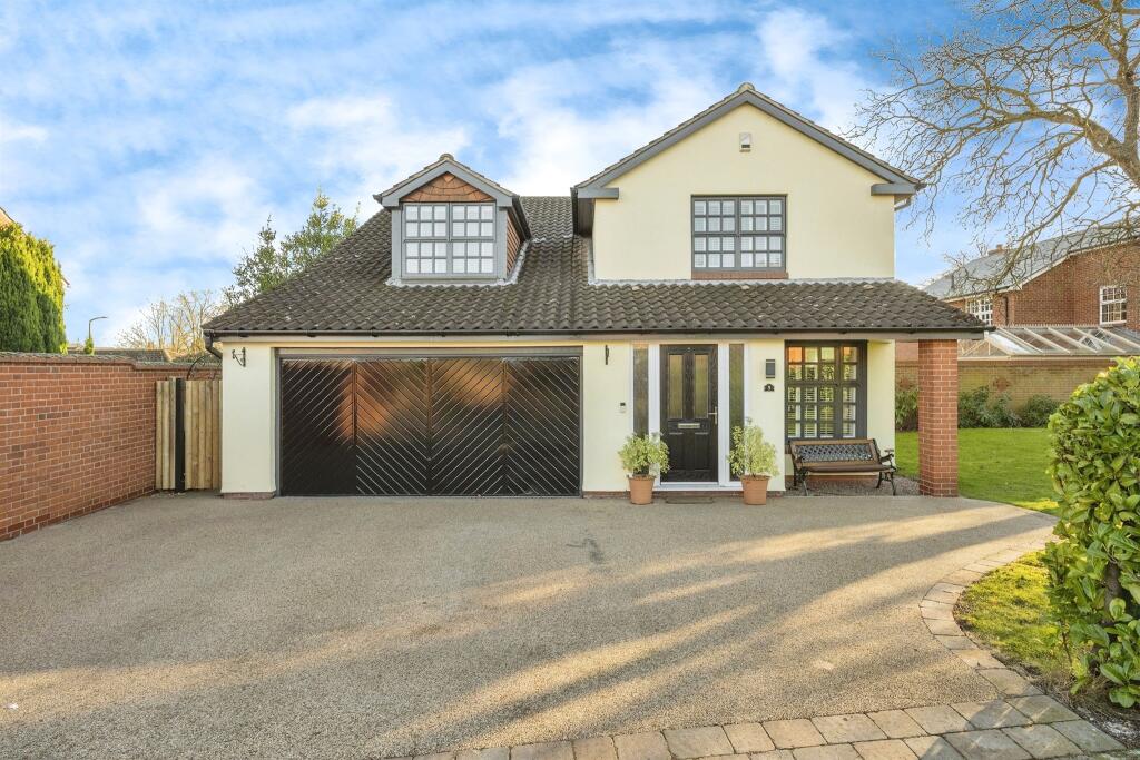 4 bedroom detached house for sale in Park Road, Bawtry, Doncaster, DN10