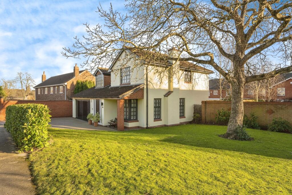 4 bedroom detached house for sale in Park Road, Bawtry, Doncaster, DN10