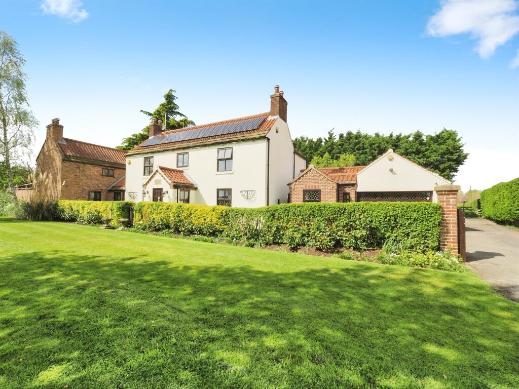 4 bedroom detached house for sale in The Green, Misson, Doncaster, DN10